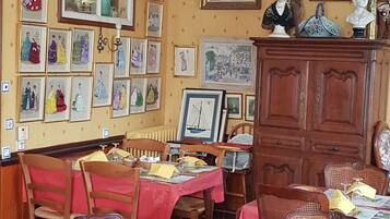 Tägliches kontinentales Frühstück (8 EUR pro Person)