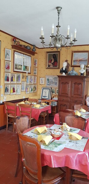 อาหารเช้าแบบคอนติเนนทัลทุกวัน (EUR 8 ต่อคน)