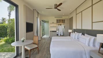 Una habitación de hotel moderna con una cama grande, una mesita y vistas al exterior.