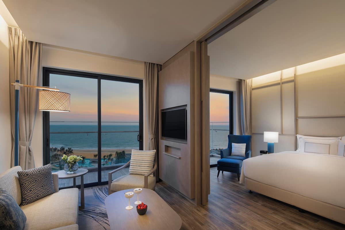 Familie suite, 2 slaapkamers, uitzicht op zee | Een minibar, een kluis op de kamer, een bureau, een laptopwerkplek