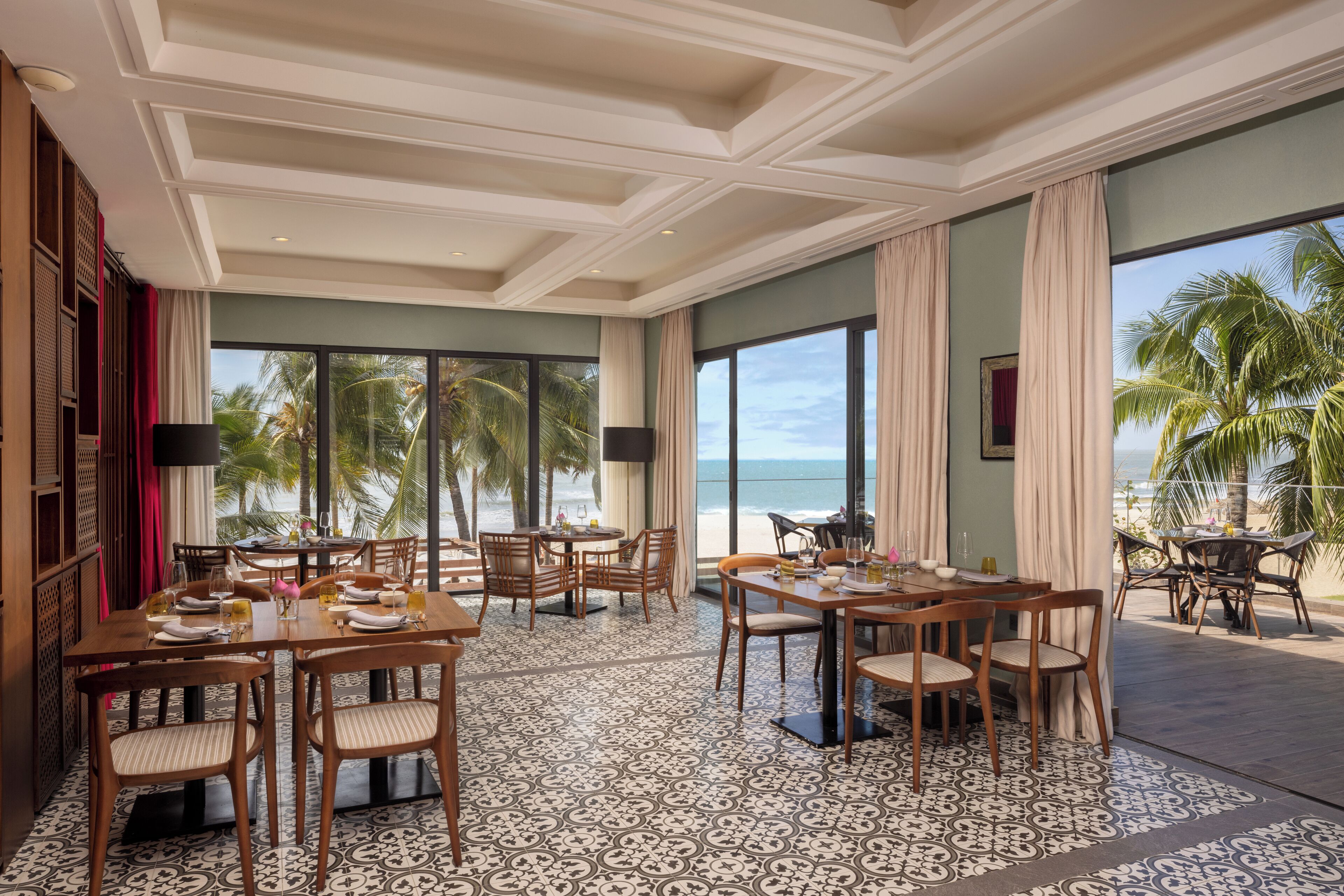 3 restaurants; breakfast, lunch and dinner served 