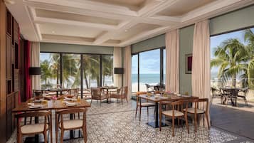 3 restaurants; breakfast, lunch and dinner served