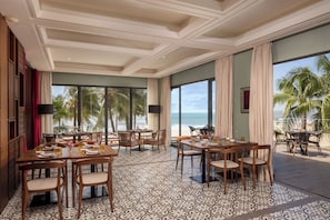3 restaurants; breakfast, lunch, and dinner served