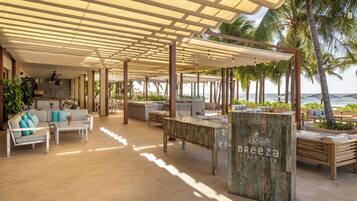 3 restaurantes, se sirven desayunos, comidas, cenas y cocina asiática