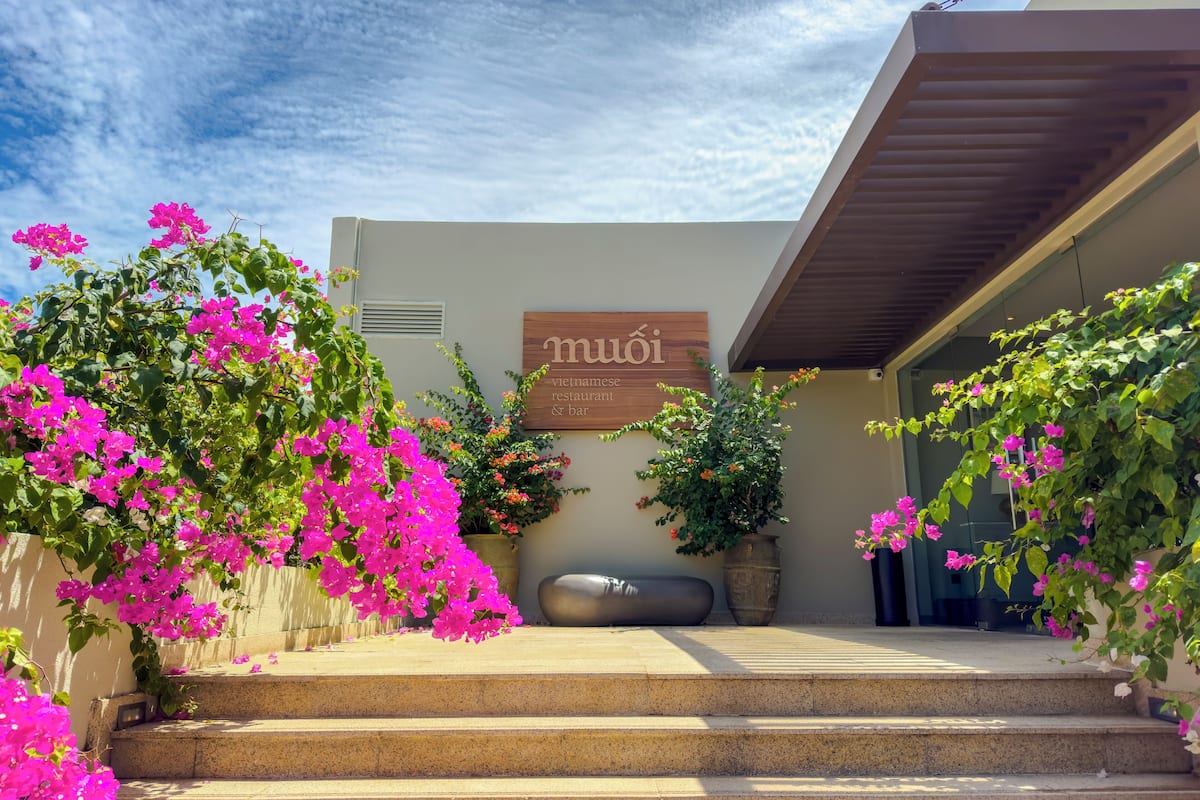 3 restaurants, breakfast, lunch, dinner served; asian cuisine