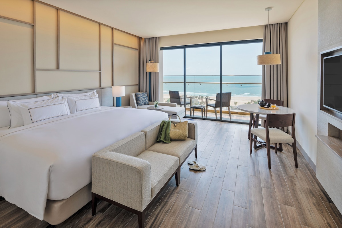 Deluxe Room Ocean View | Minibar, in-room safe, desk, laptop workspace