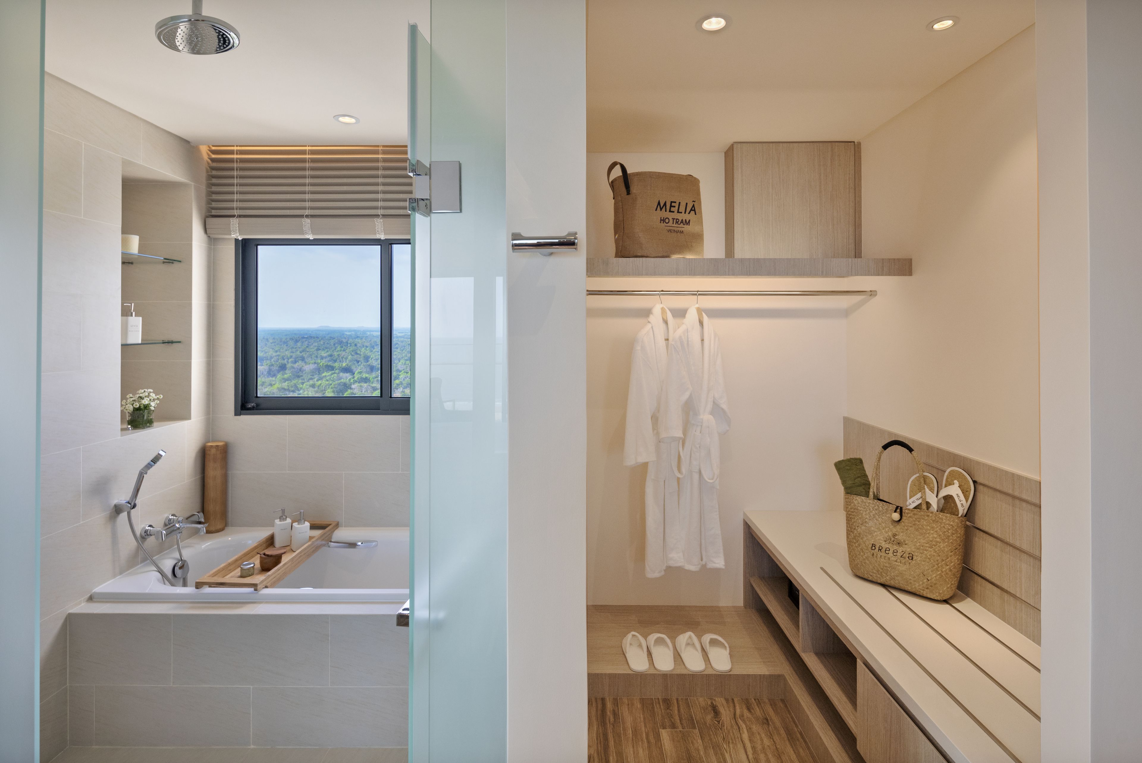 Un baño moderno con bañera, toallero y ventana con vistas.