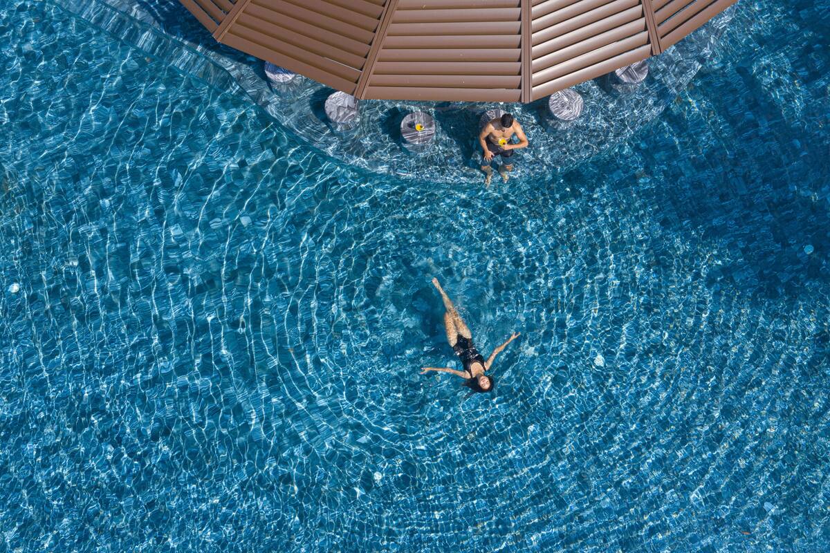 2 outdoor pools, free pool cabanas, pool umbrellas