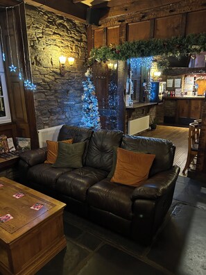 Lobby sitting area - Castle Inn (Knighton)