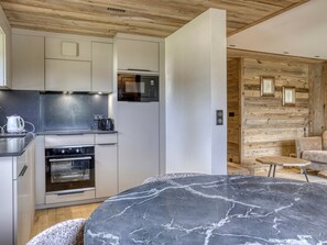 Coffee/tea maker, fridge, dishwasher, toaster