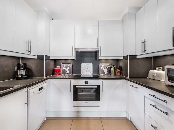 Kühlschrank, Mikrowelle, Ofen, Herdplatte