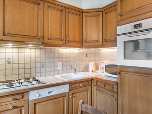 Réfrigérateur, micro-ondes, four, lave-vaisselle