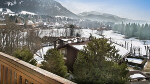 A snow-covered landscape with a view of a town and mountains in the background. - Cozy 3-bedroom apartment near Megève center, balcony, fireplace, sleeps 8 (Megève)