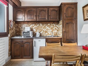 ثلاجة، ماكينة لصنع القهوة/الشاي، محمصة خبز