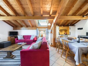 TV, fireplace - 3-Bedroom Duplex in Megève - Comfort and Wifi (Megève)