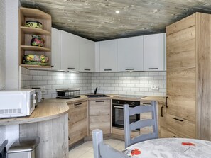 Kjøleskap, mikrobølgeovn, oppvaskmaskin og kaffetrakter/tekoker