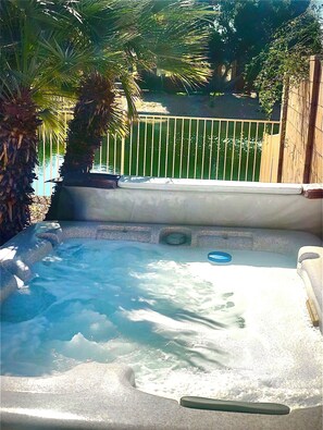 Bain à remous extérieur