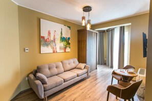 Leilighet – standard, 1 soverom, ikke-røyk, balkong | Oppholdsrom | En 80-centimeters LCD-TV med digitale kanaler samt TV