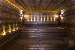 Una sauna in legno con panche e luci a parete.