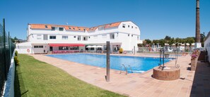 Piscine extérieure (ouverte en saison)