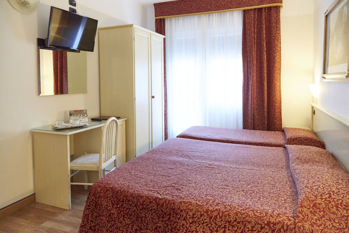 Triple Room | Desk, WiFi (free), bed sheets