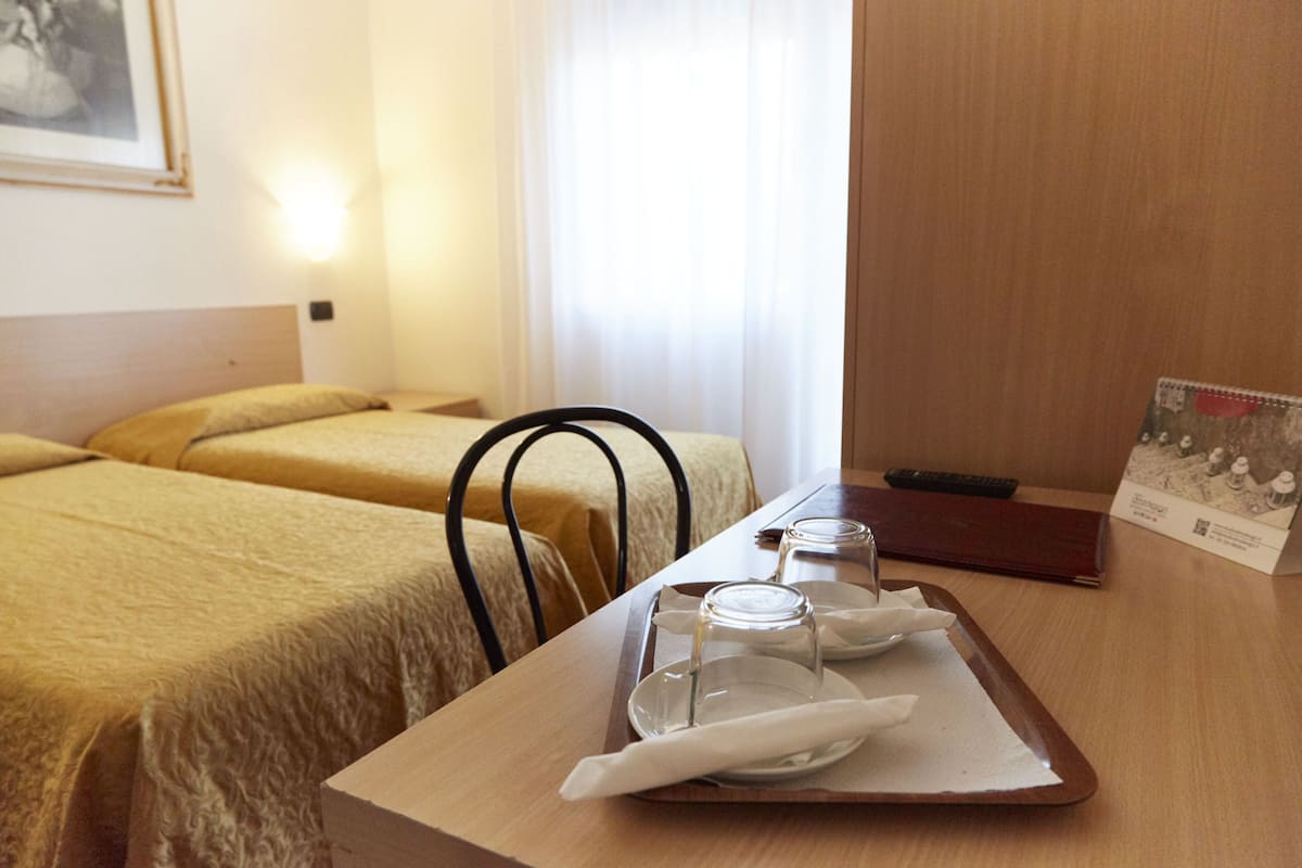 Een bureau, gratis wifi, beddengoed