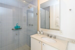Apartment, Non Smoking | Bathroom | Shower, towels - Omar do Rio - Apartamento SB808 (Rio de Janeiro)