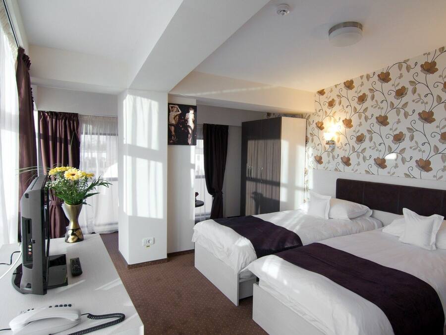 1 bedroom, premium bedding, minibar, in-room safe