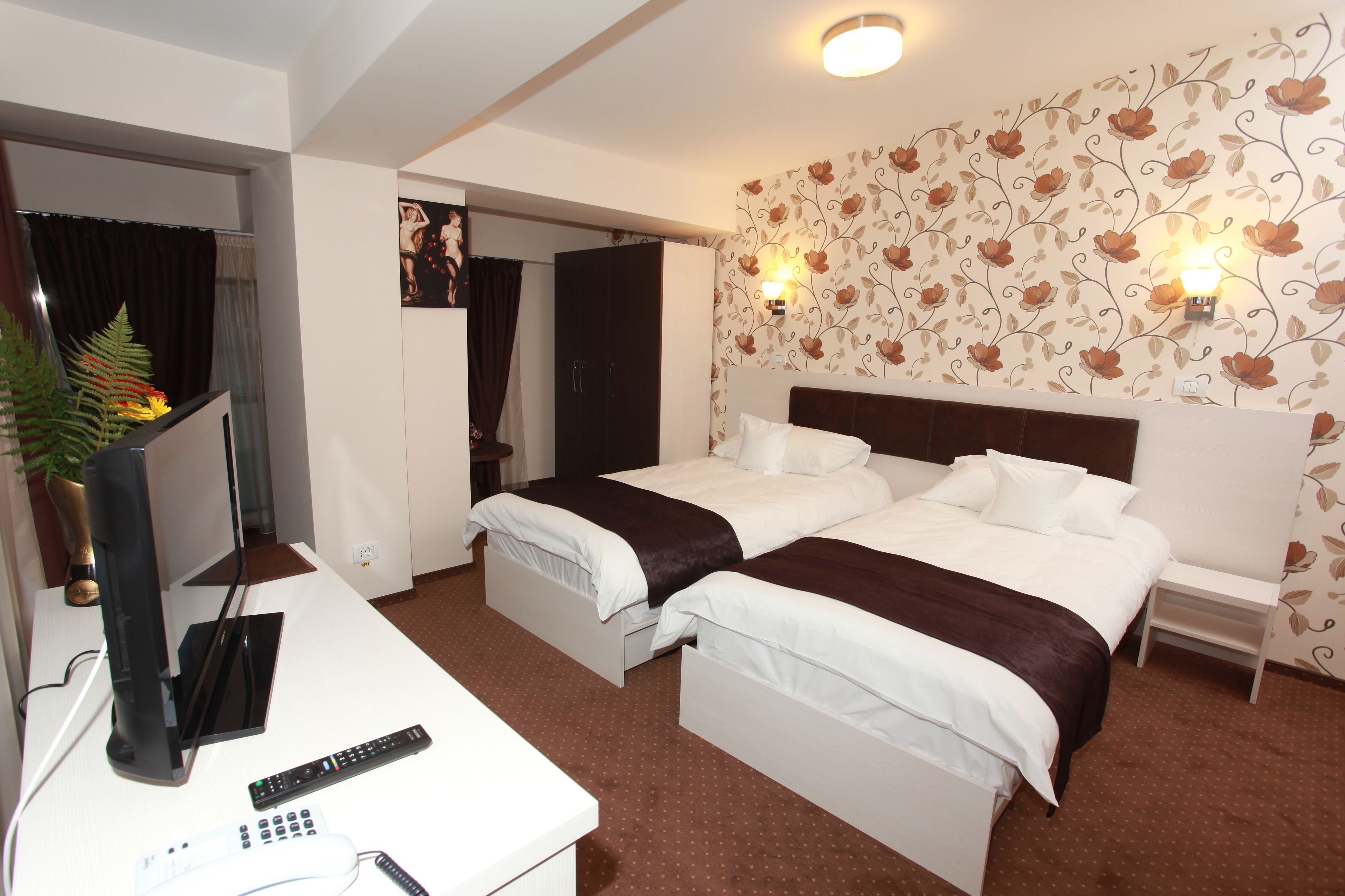 Photo - West Plaza Hotel