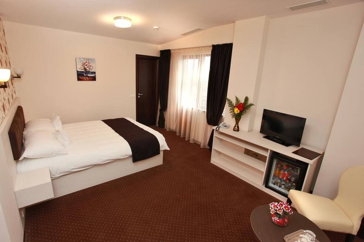 1 bedroom, premium bedding, minibar, in-room safe