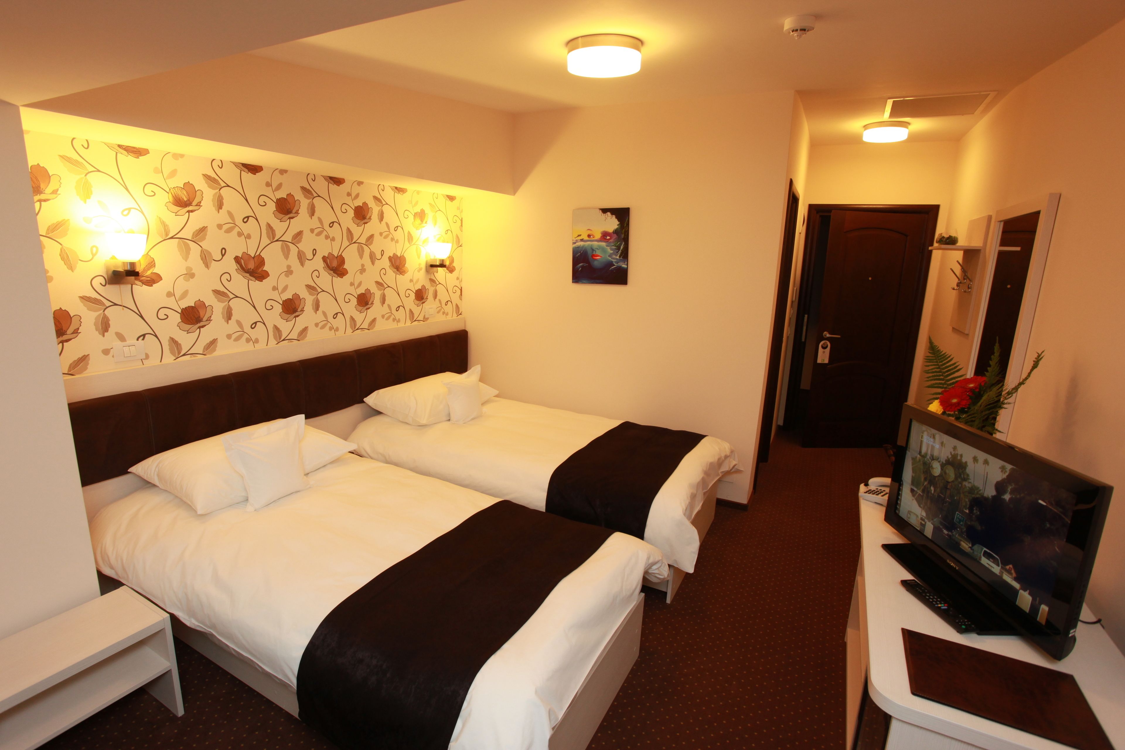 Photo - West Plaza Hotel