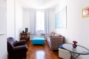 Apartamento, várias camas, para não fumantes | Sala de estar | TV LED