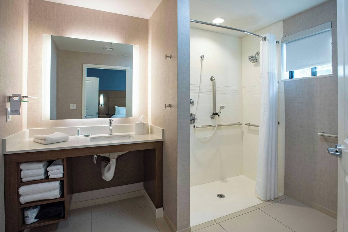 Studio, 1 Tempat Tidur King dengan tempat tidur Sofa (Mobility/Hearing Access, Roll-in Shwr) | Kamar mandi | Perlengkapan mandi gratis, pengering rambut,  dan handuk