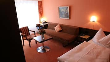 Panoramic Single Room | Living area | 43-inch Smart TV with digital channels, Netflix, streaming services