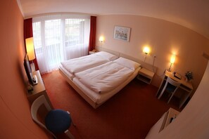 Standard Double Room | In-room safe, laptop workspace, blackout drapes, free WiFi - Hotel-Restaurant Seegarten-Marina (SPIEZ)
