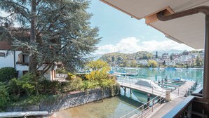Une vue sur le fleuve, avec des bateaux, un pont et des bâtiments en arrière-plan.