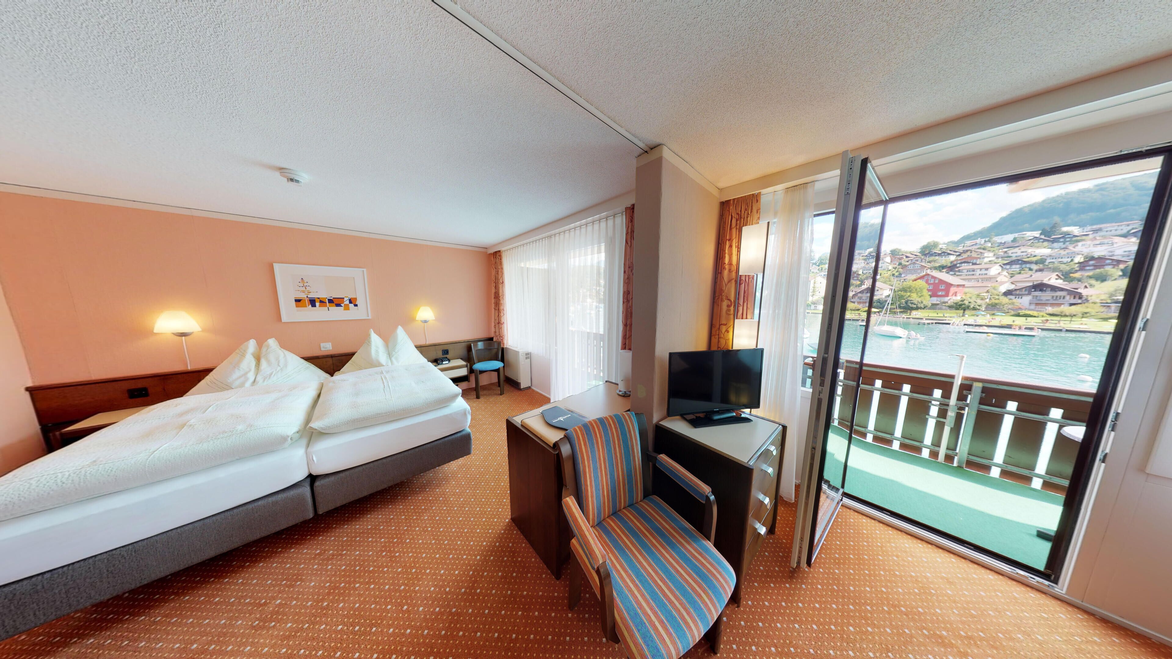 Estudi familiar | Caixa forta a l'habitació i espai de treball apte per a portàtils 