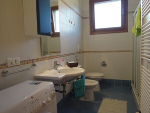 Huoneisto, 2 makuuhuonetta | Kylpyhuone | Suihku, bidee, pyyhkeet, vessapaperi