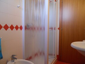 Appartement, 1 slaapkamer | Badkamer | Een douche, een bidet, handdoeken, toiletpapier