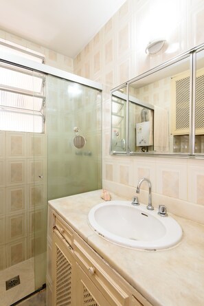 Apartment, Multiple Beds, Non Smoking | Bathroom | Shower, free toiletries, towels