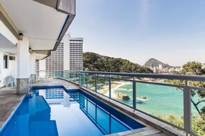 A swimming pool with a view of a beach and mountains. - Omar do Rio - Apartamento V102 (Rio de Janeiro)