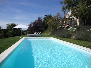 Piscine extérieure, parasols de plage, chaises longues