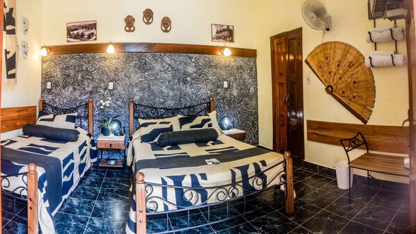 Habitación triple estándar, varias camas, para no fumadores | Minibar, caja de seguridad en la habitación y ropa de cama 