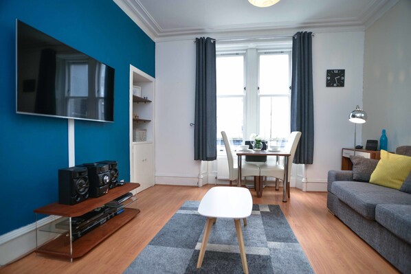 2 habitaciones, escritorio, tabla de planchar con plancha y wifi gratis