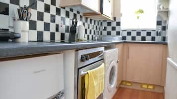 Apartment, 2 Double Beds, Non Smoking | Private kitchen | Fridge, microwave, oven, stovetop
