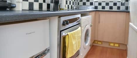 Appartement, 2 tweepersoonsbedden, niet-roken | Privékeuken | Een koelkast, een microgolfoven, een oven, een kookplaat