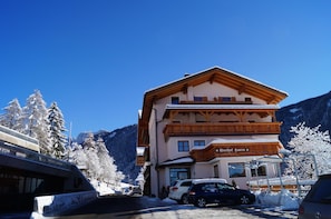 Exterior - Gasthof Laurin (Tires)