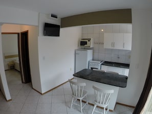 Fridge, microwave, oven, stovetop - Residencial Milena e Michele (Bombinhas)