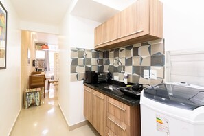 Apartment, Non Smoking | Private kitchen | Fridge, microwave, oven, stovetop - Omar do Rio - Apartamento VP111 (Rio de Janeiro)