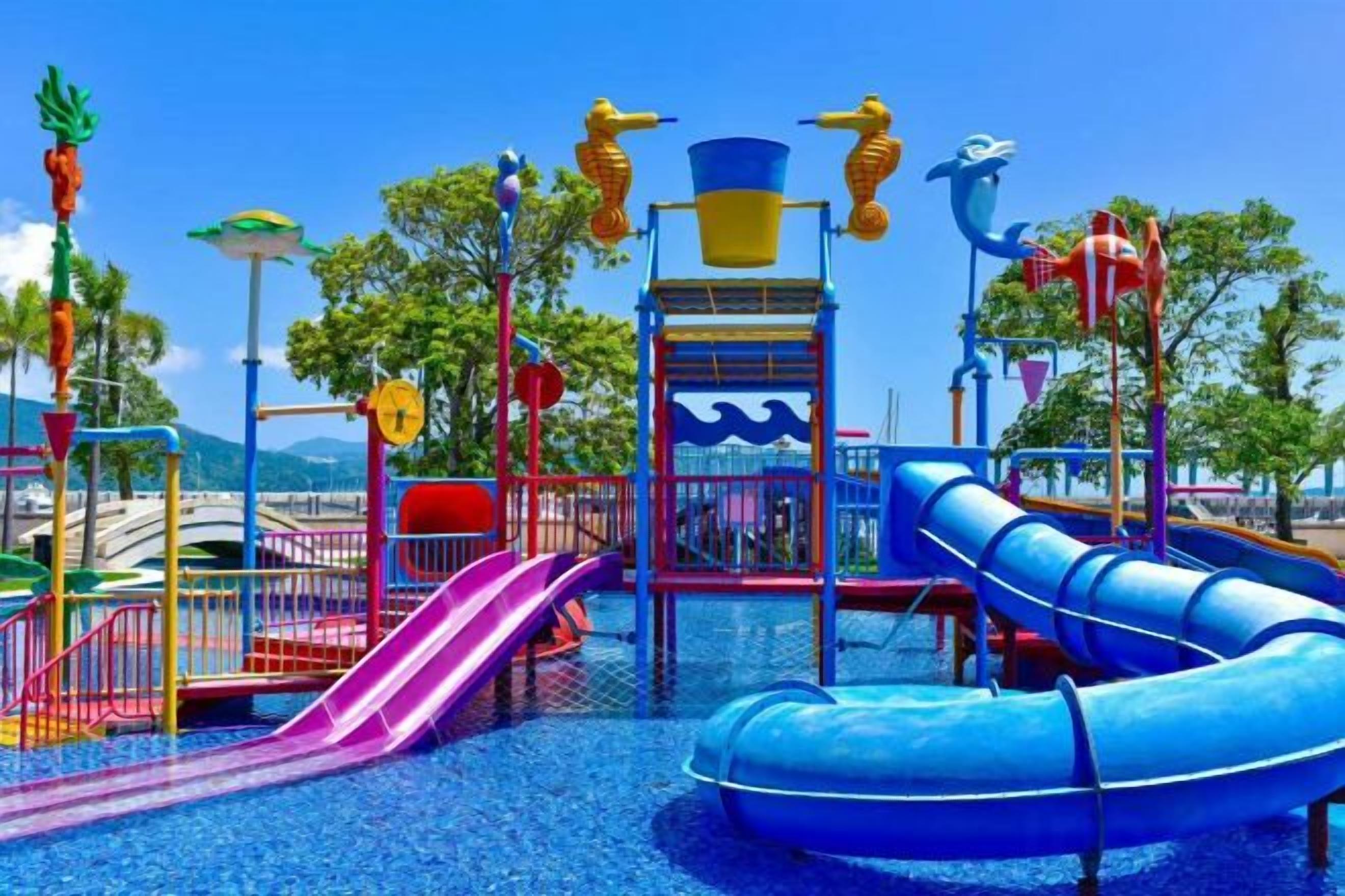 Um parque aquático com toboáguas e brinquedos.